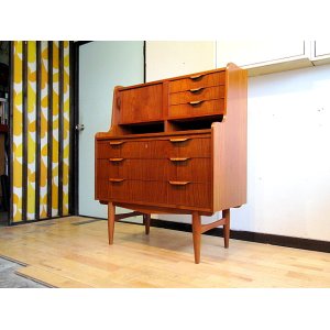 画像: DK Bureau Desk　FF0588